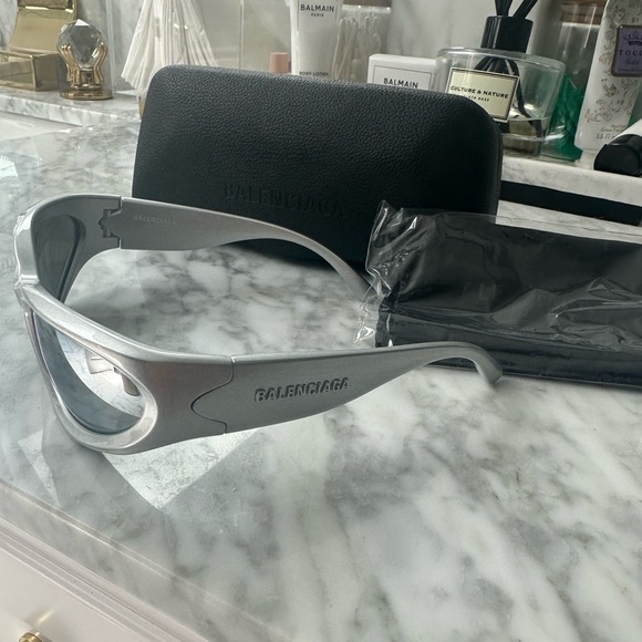 BALENCIAGA SWIFT OVAL SUNGLASSES IN SILVER as seen on Kim K - Picture 5 of 8